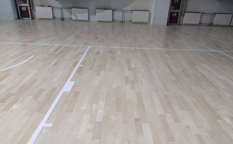 24厚羽毛球館木地板怎么翻新？