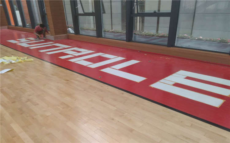 湖南楓樺木體育木地板怎么安裝